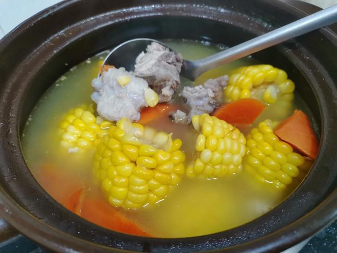 新手也能做清甜玉米胡萝卜炖排骨汤的做法