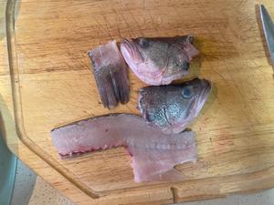 鲈鱼两吃：清蒸鱼柳&鱼骨豆腐汤的做法 步骤4