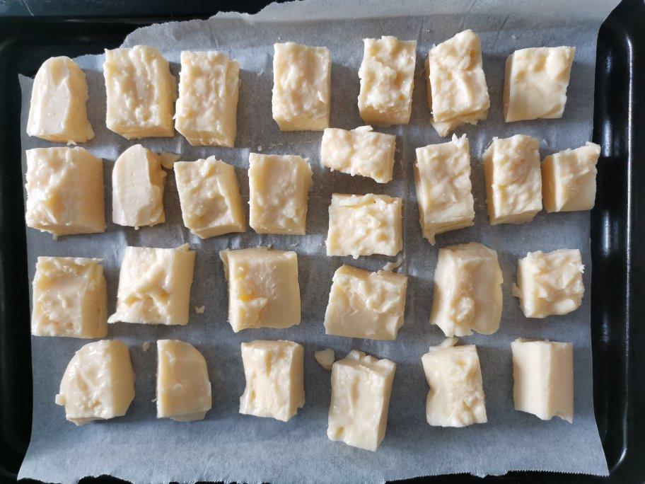 偷师学艺🤫🤫🤫照片没经过任何修图处理，保真原色，一餐出俩菜，再也不用去超市买奶酪棒了，宝宝的福音，宝妈的安心，没有添加剂的烤奶酪