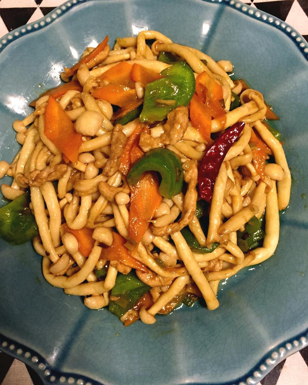 多啦b君君君做的青椒海鲜菇爆炒肉片