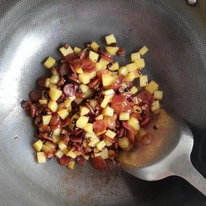 香菇土豆腊肠焖饭的做法 步骤2