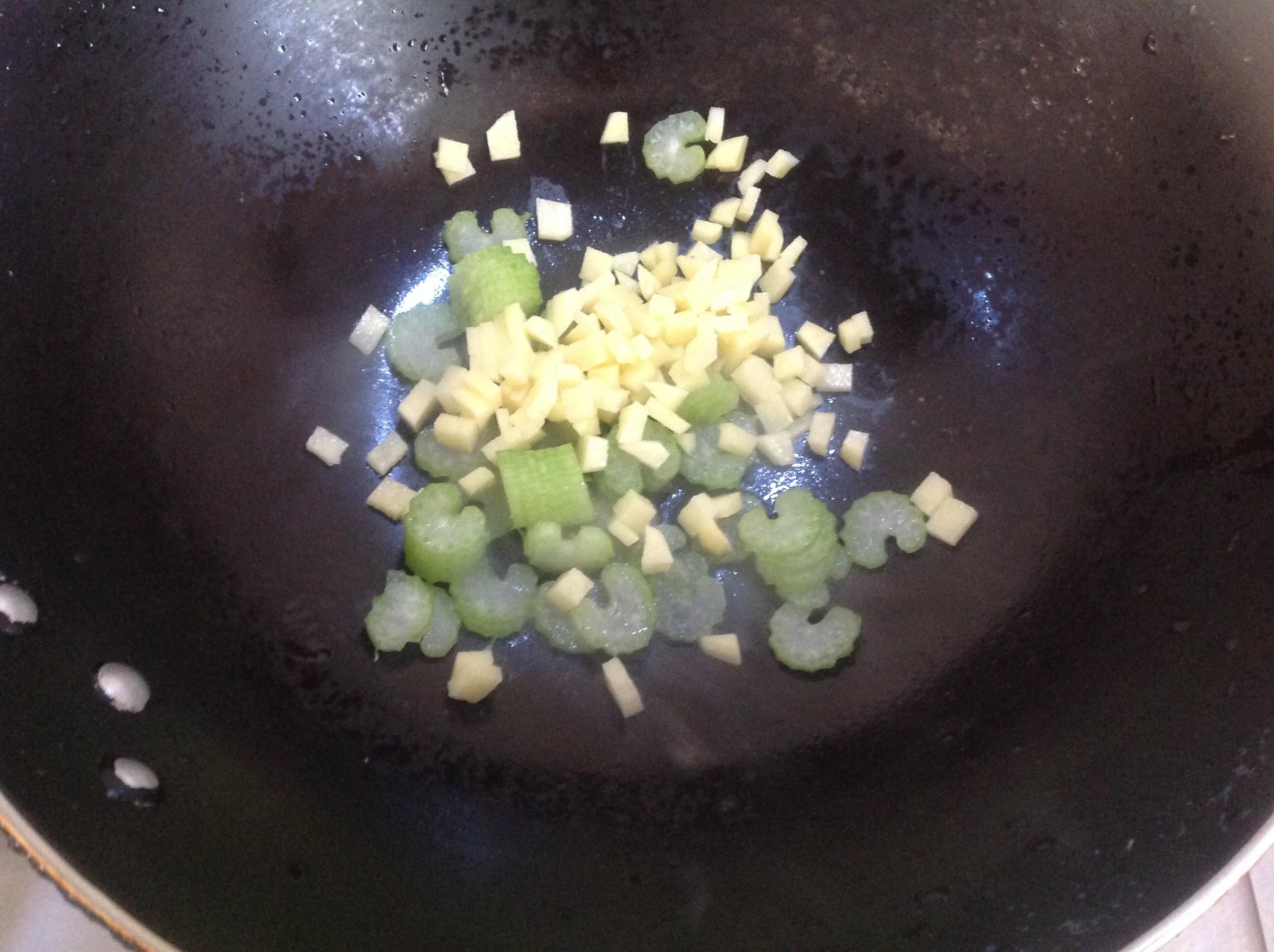 【快手辅食】西芹土豆焖豆干（10m+）的做法 步骤6