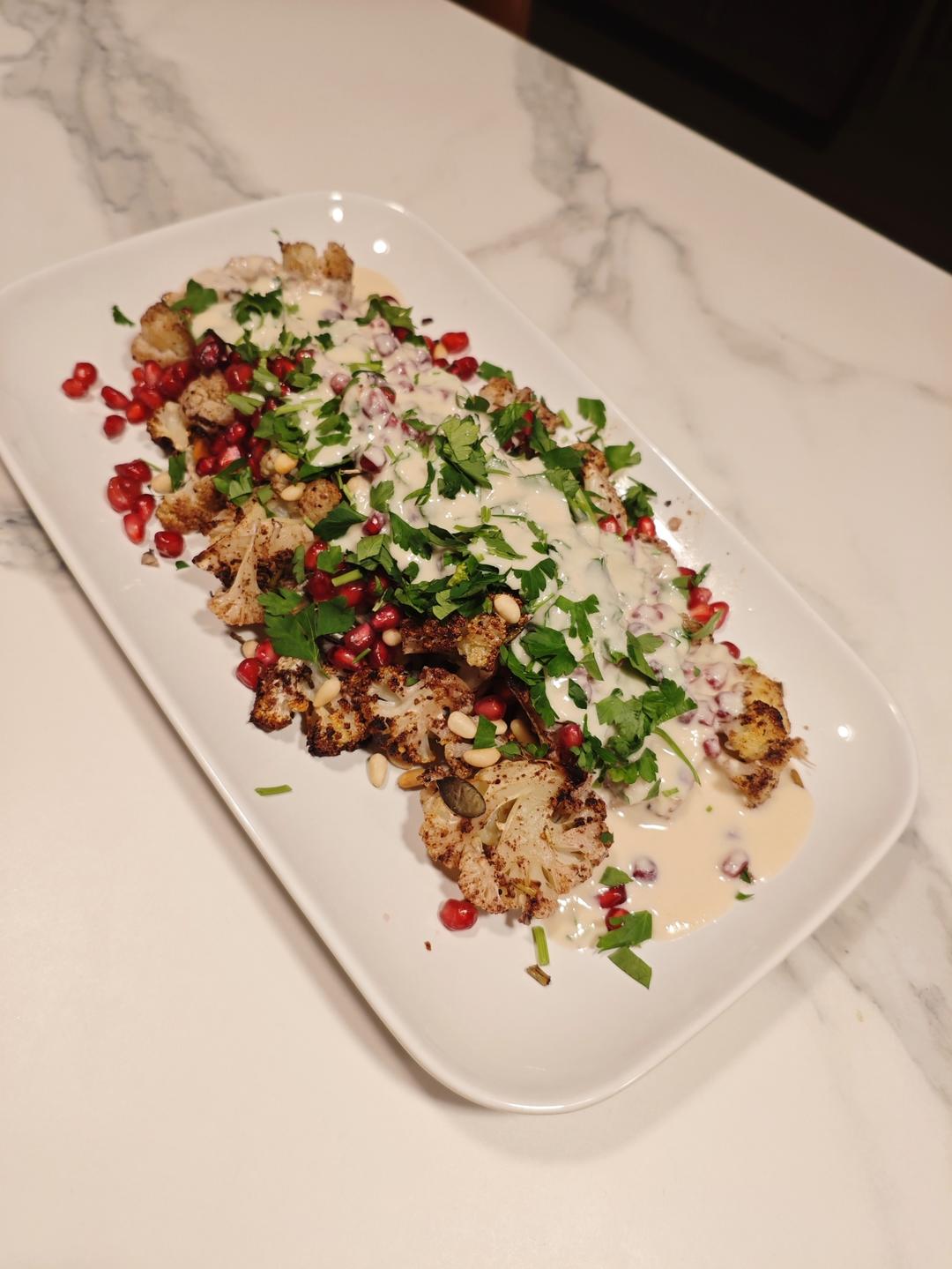 烤花椰菜配石榴、芝麻酱和松子 Cauliflower Shawarma with Pomegranate, Tahini, and Pine Nuts