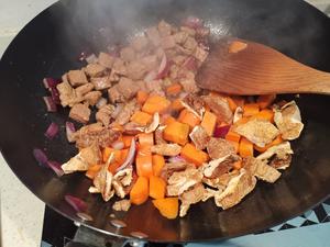 胡萝卜香菇牛肉焖饭的做法 步骤5