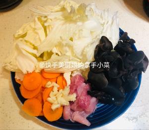 【两分钟快手下饭菜】木耳大白菜炒肉的做法 步骤2