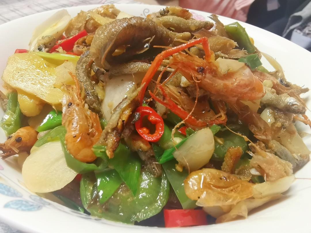 池塘野生小鱼🐟小虾🦐一锅鲜-端麻麻牌【绝对下饭+新手也能成功噢^_^】的做法