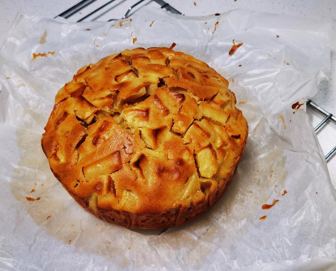 简单到只需所有材料混一起烤一烤的苹果蛋糕！