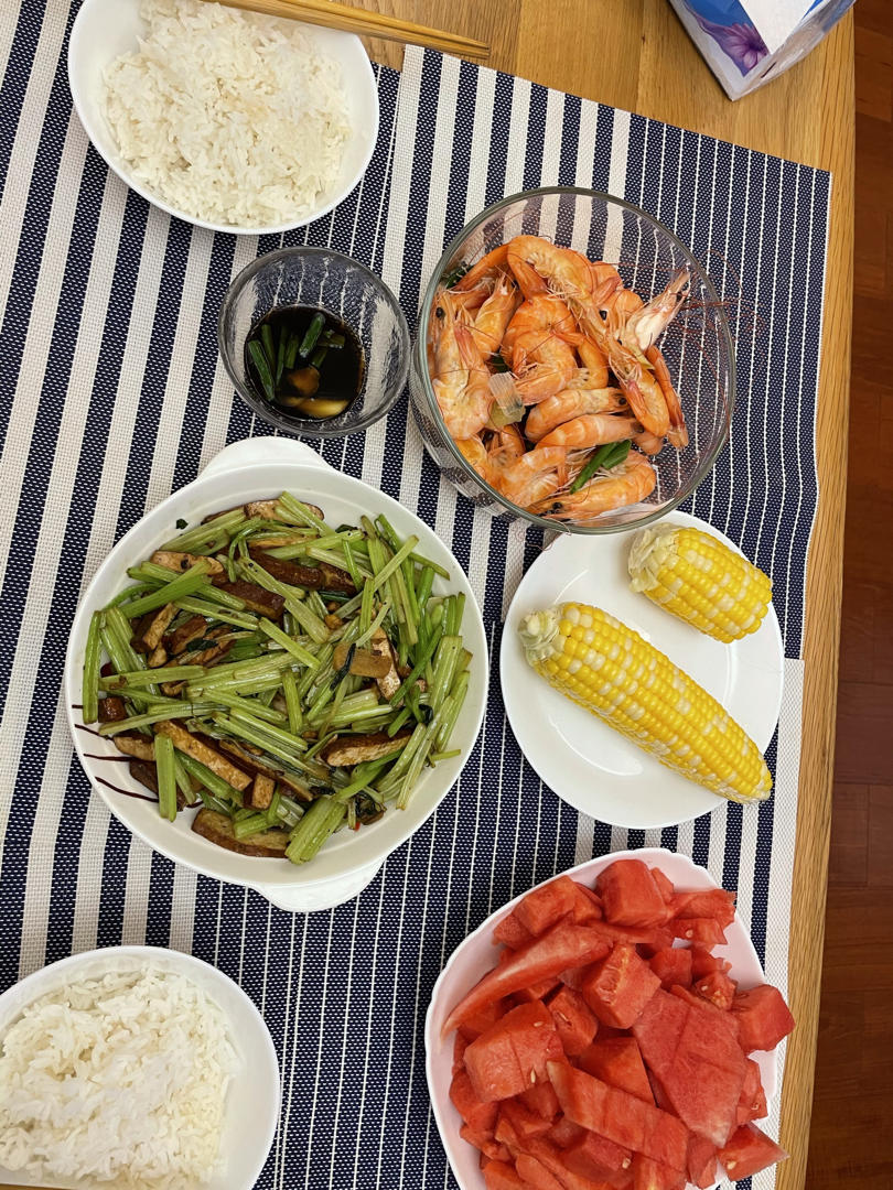 午餐晚餐简单快手下饭菜芹菜炒香干