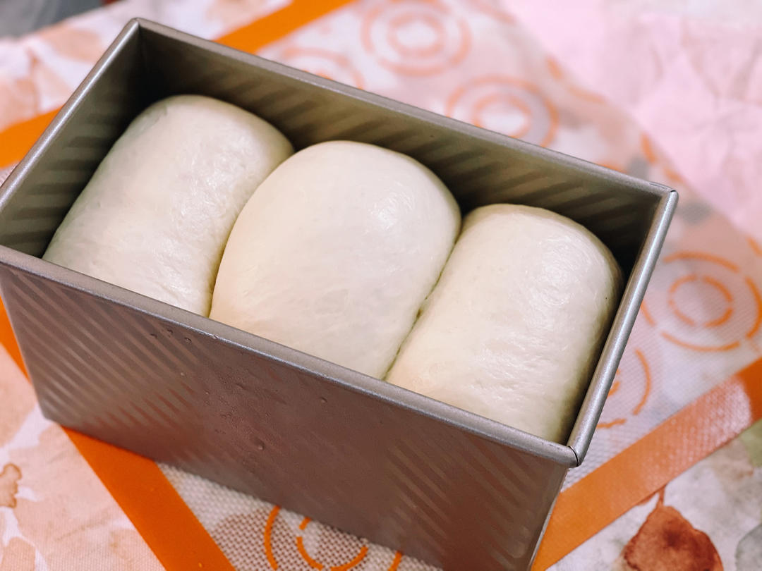超级浓郁柔软的布里欧修吐司