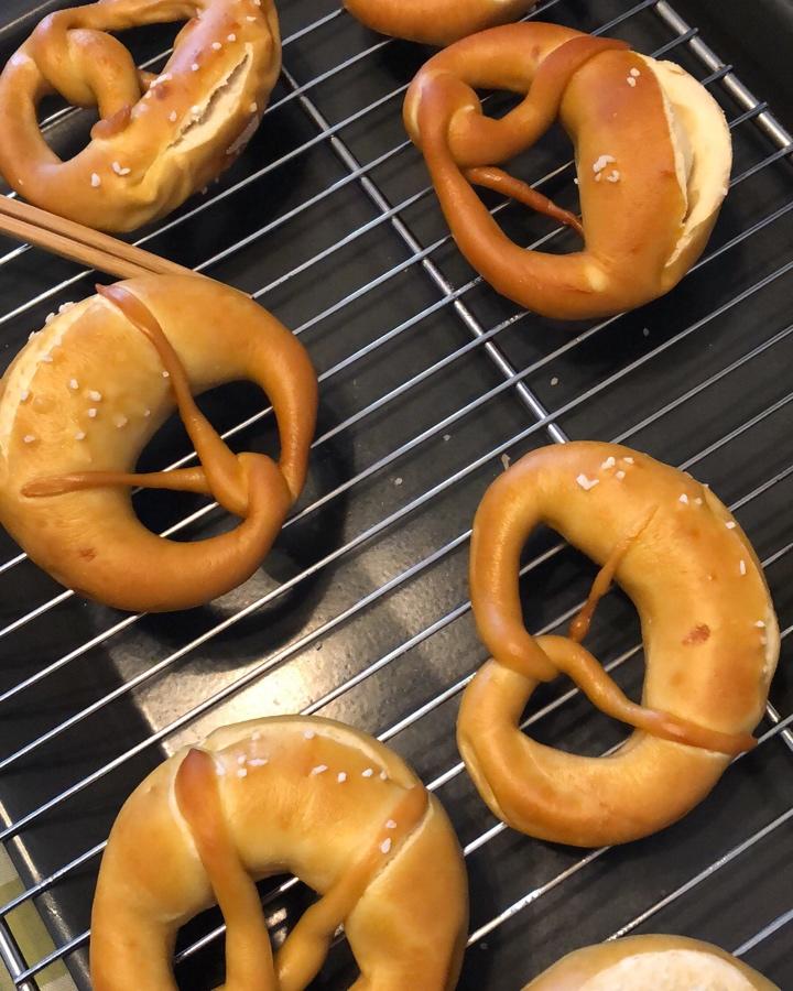 doudou小鸟宝宝做的德国碱水面包~普雷节,扭结面包