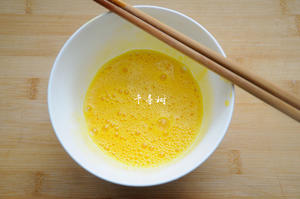 平菇青椒炒鸡蛋 好吃又营养的超快手家常菜的做法 步骤2