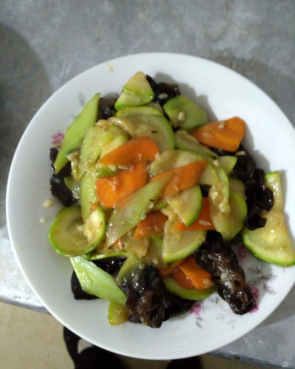 蒜蓉木耳西葫芦