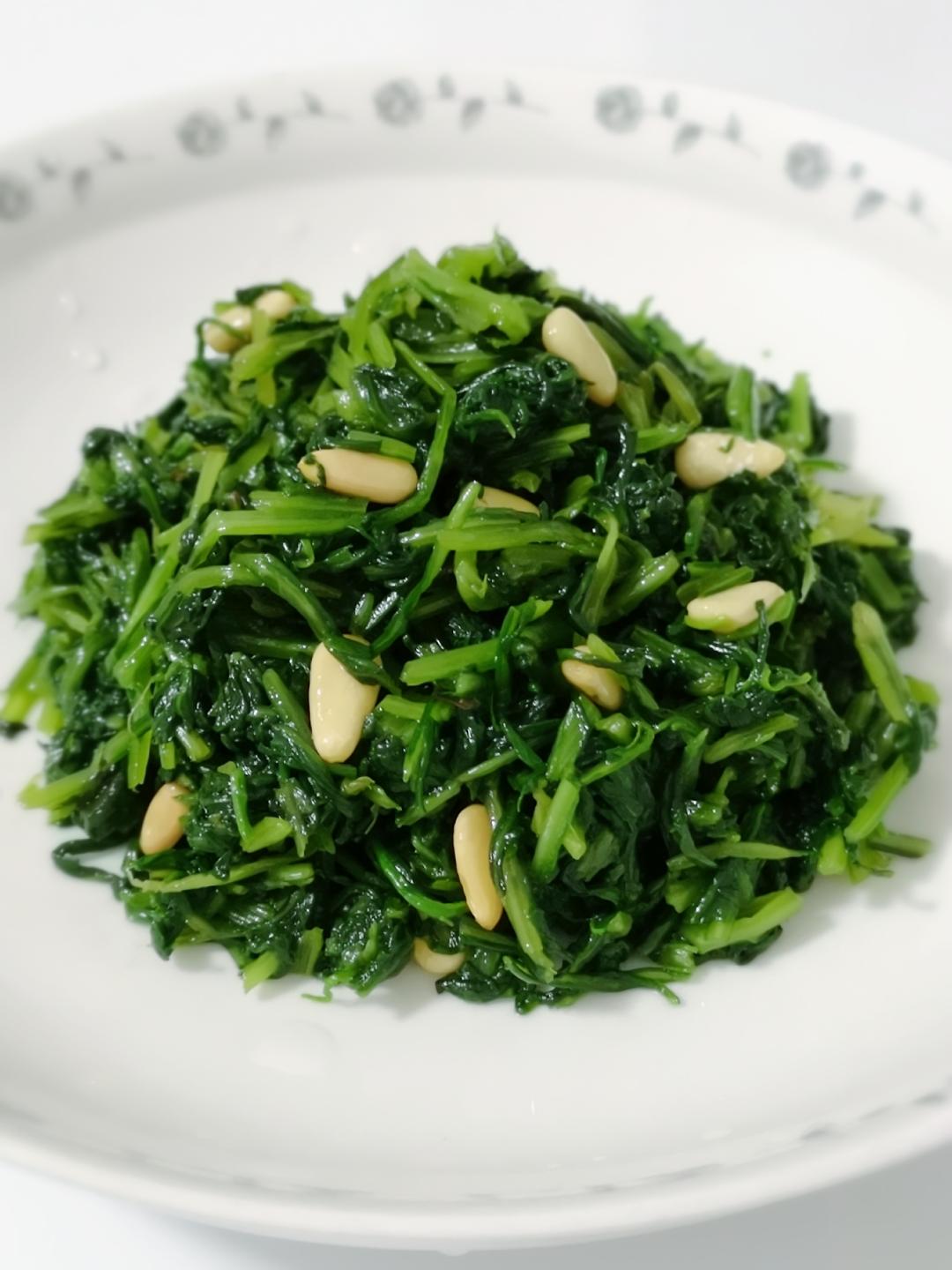 凉拌松仁芦蒿叶