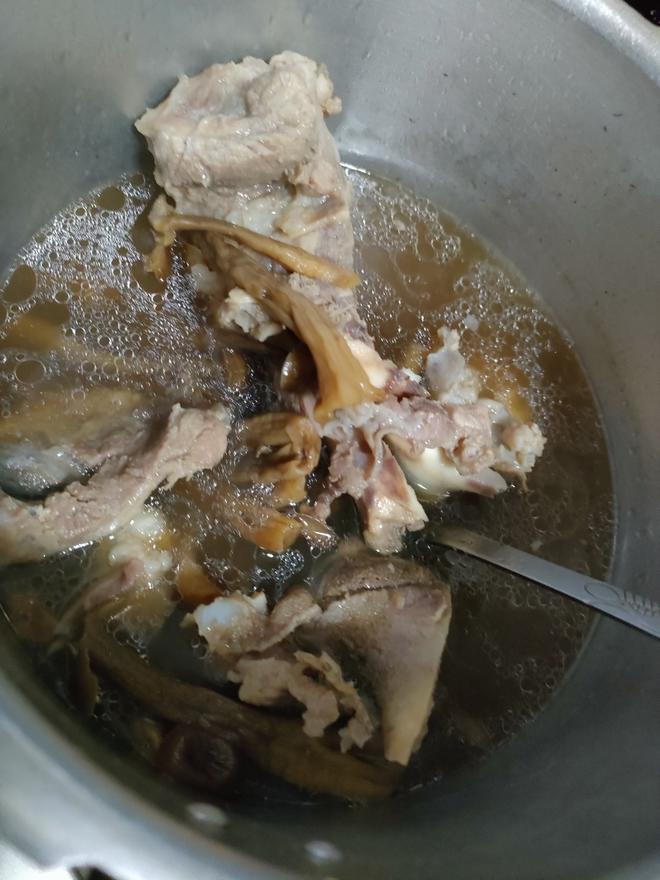 鹿茸菇猪骨汤的做法