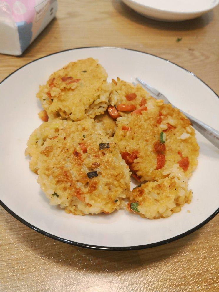 剩米饭新吃法，加两个鸡蛋这样简单一做，金黄酥脆，比炒饭还香！