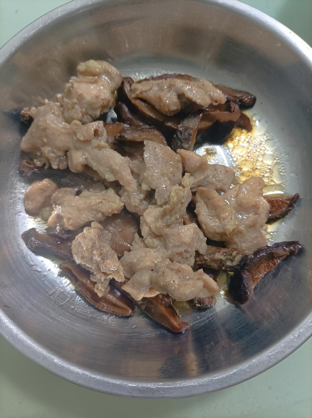 香菇蒸鸡腿肉
