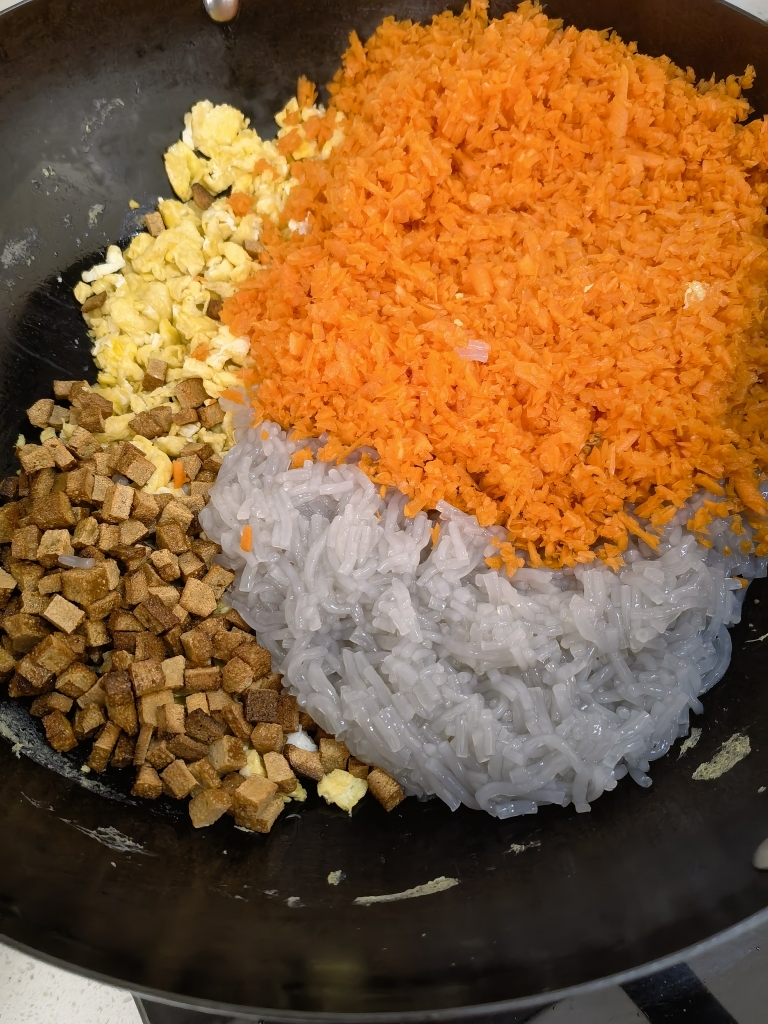 胡萝卜豆干鸡蛋粉条素煎饺的做法 步骤4