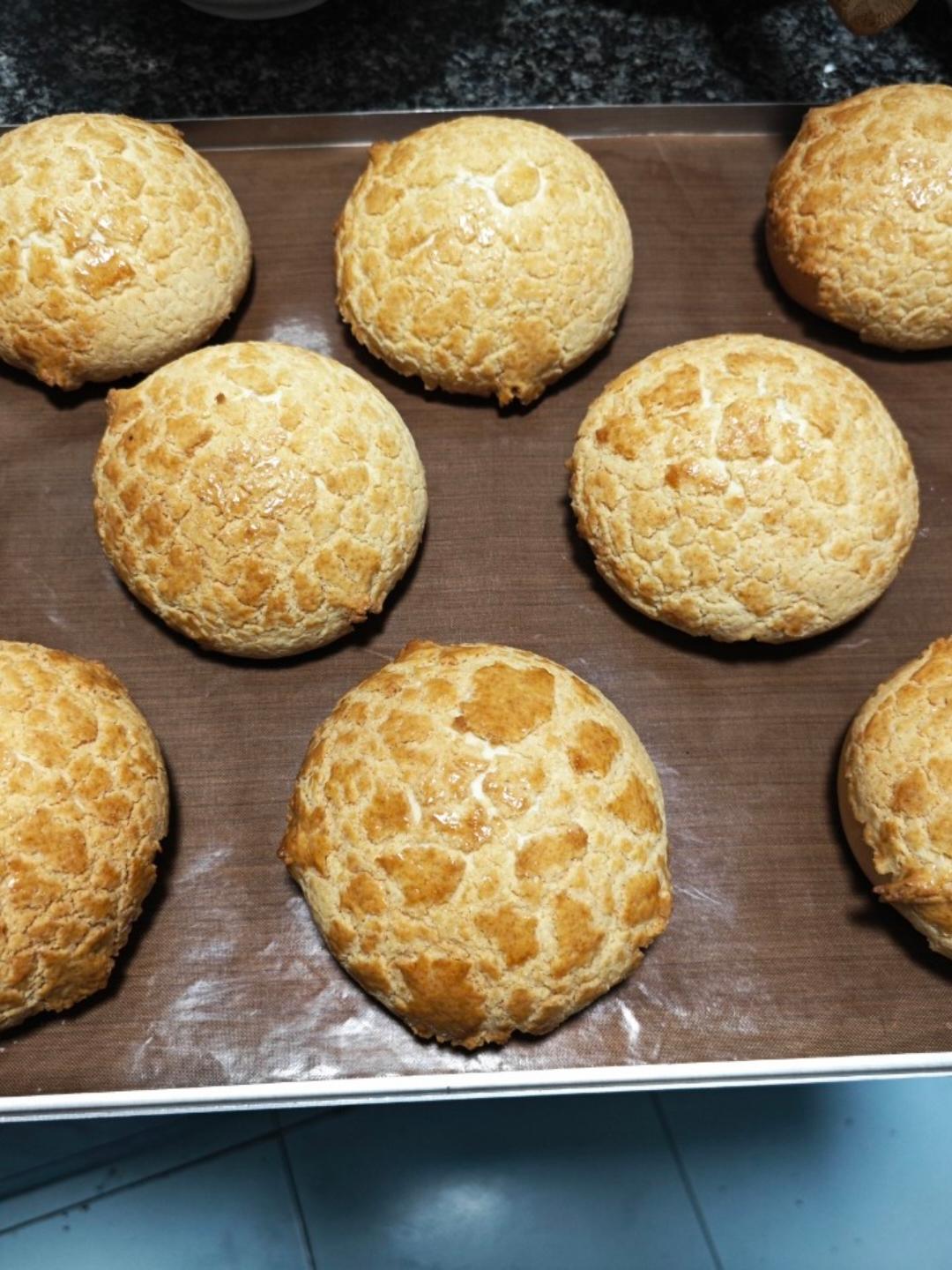 做100款面包の12：在家开茶餐厅!港式菠萝包 –不划格子自然裂开的香酥脆皮！菠萝油/酥皮包