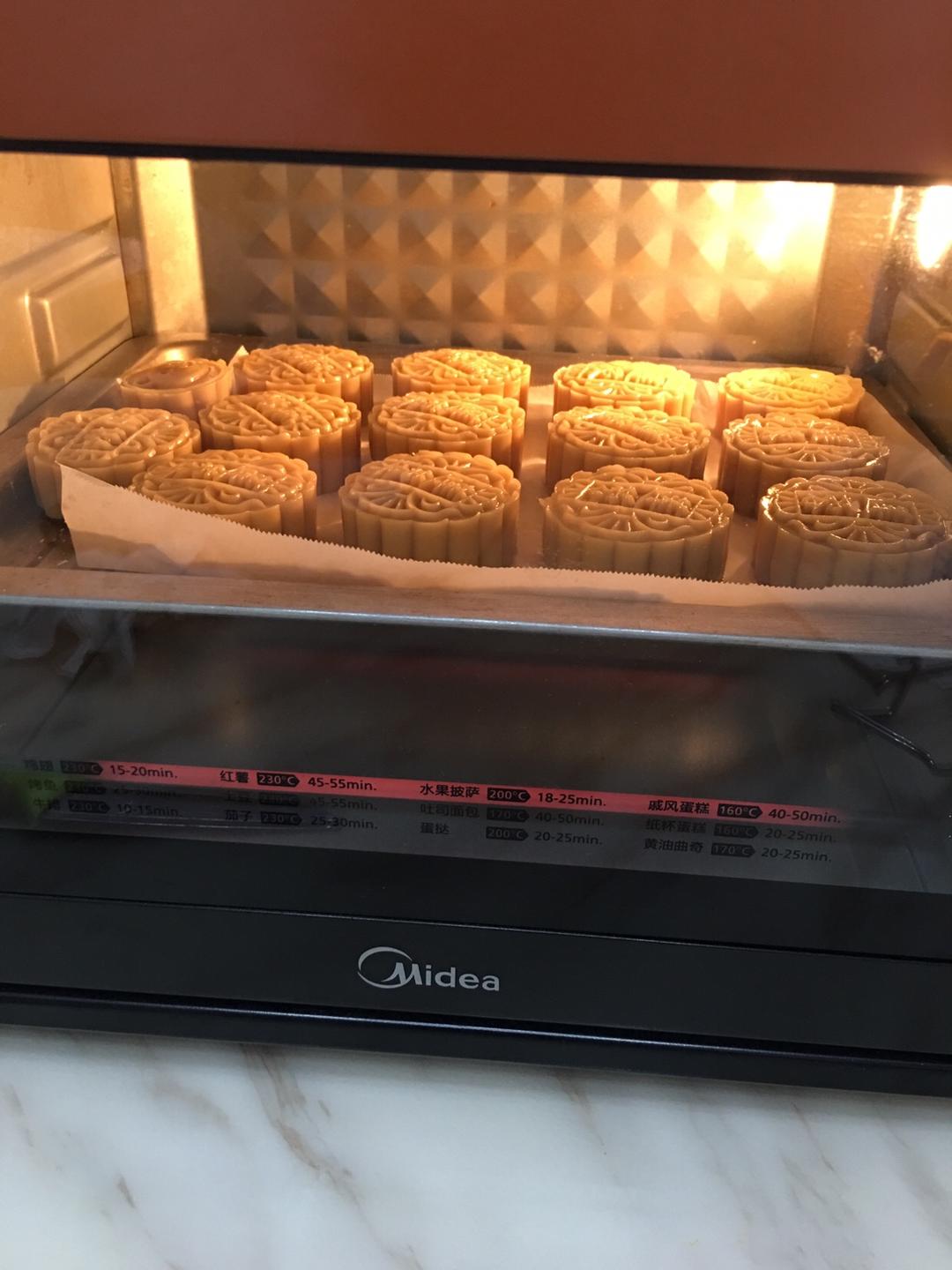 75g莲蓉蛋黄月饼的做法 步骤9