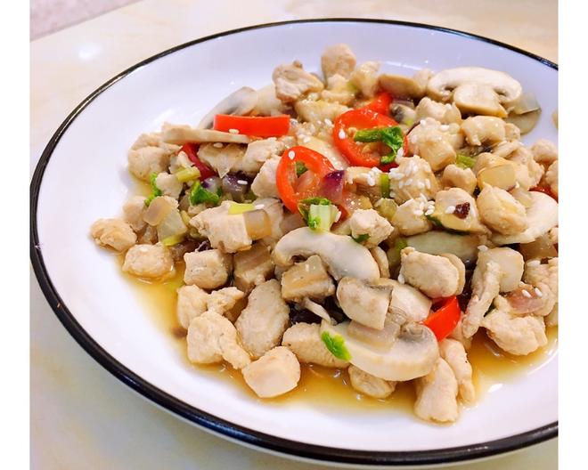 （低卡低脂高蛋白💕减脂餐）蘑菇炒鸡丁（200大卡/份）的做法
