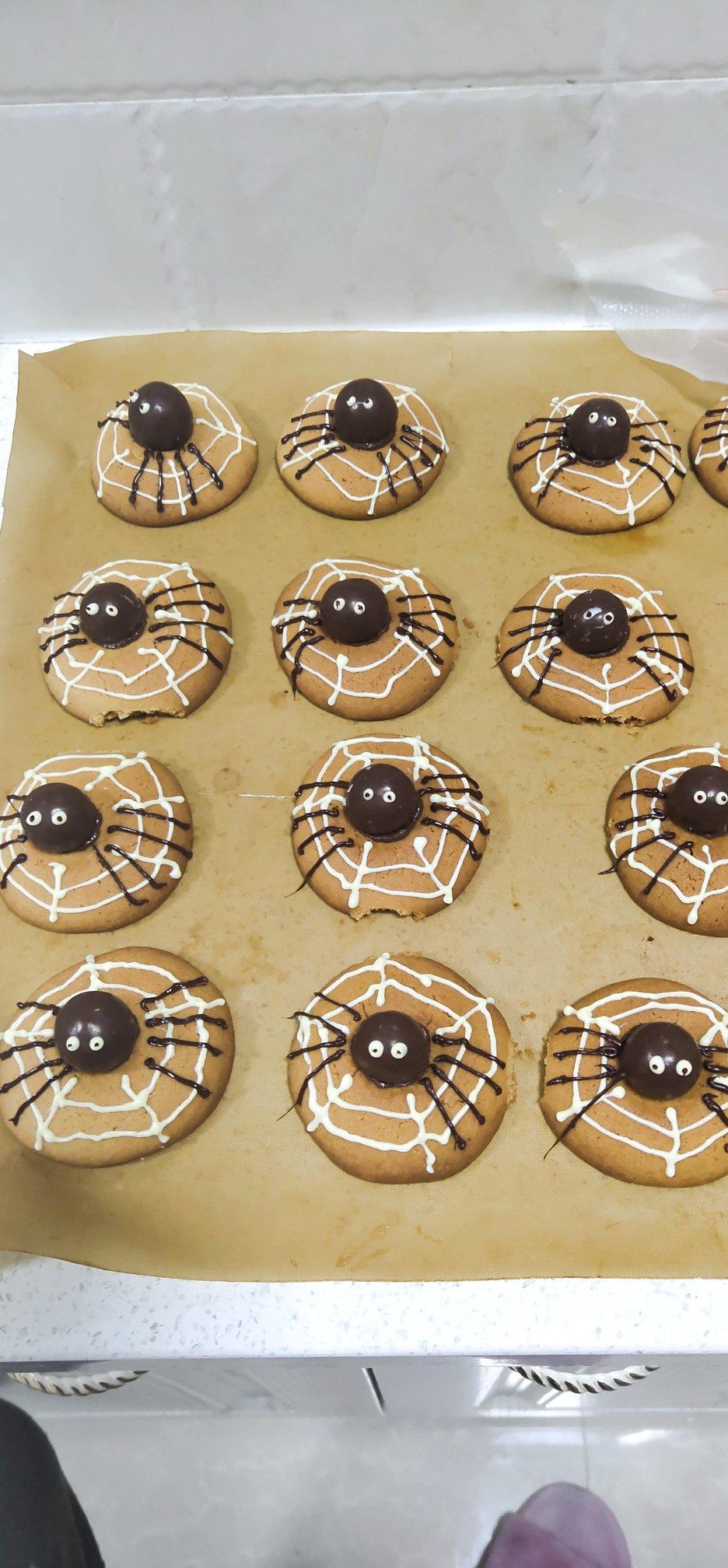 万圣节蜘蛛花生酱曲奇