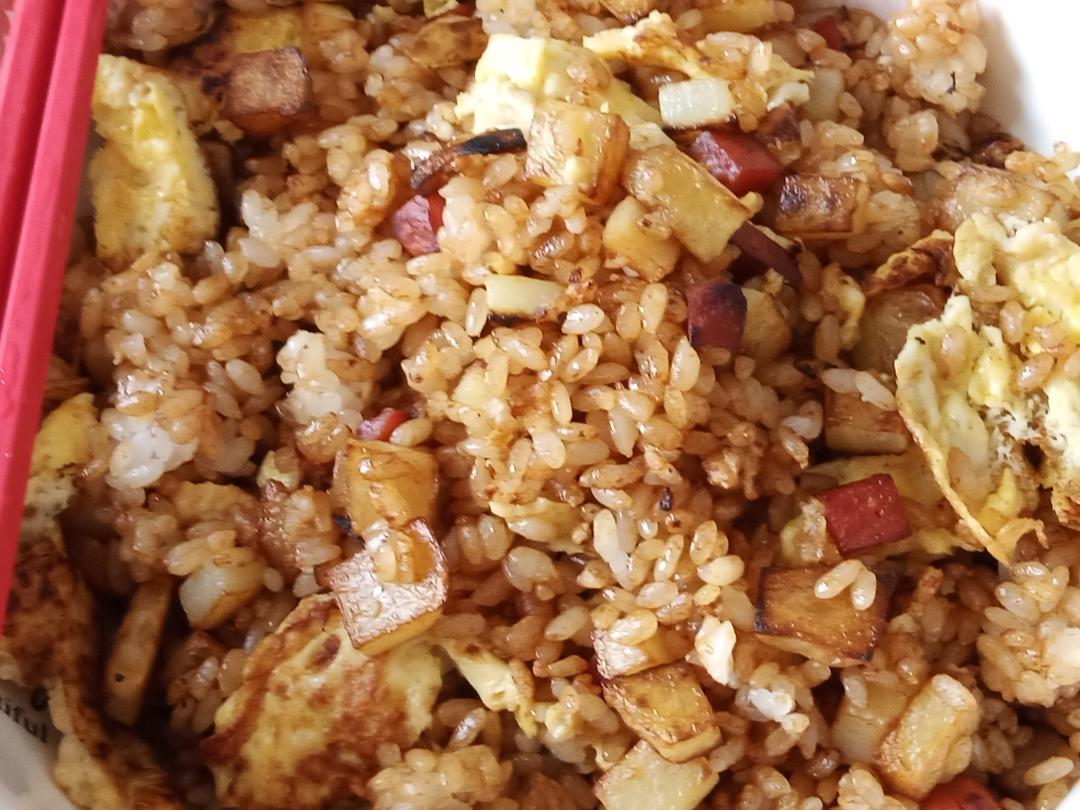 邻居抢着来我家吃土豆香肠炒饭，原来这么香！