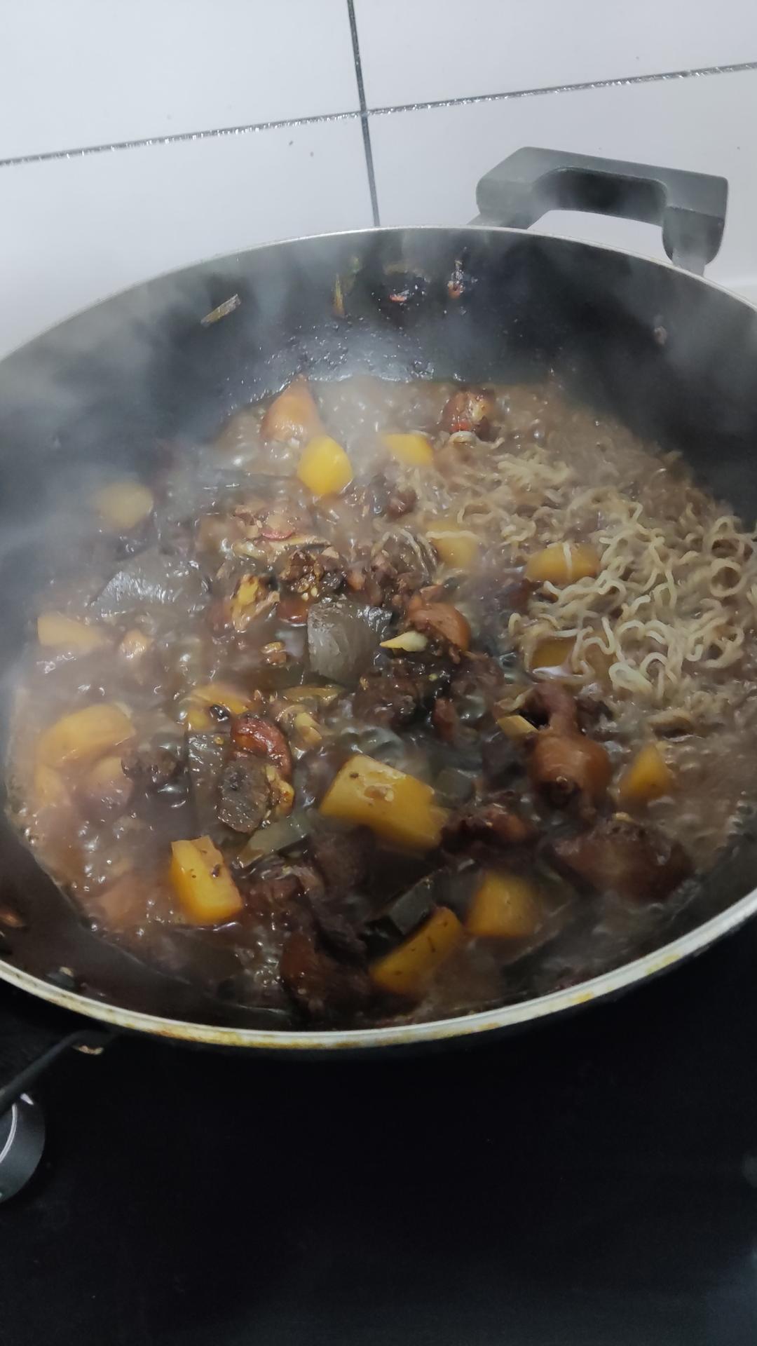 鸡腿肉炖土豆