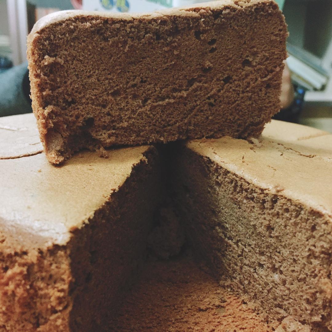 美味的纯巧克力戚风蛋糕