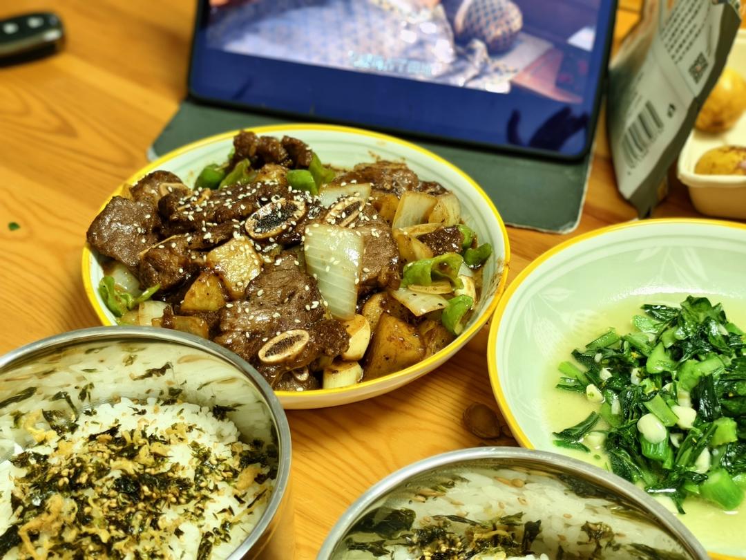 黑椒蒜粒牛仔骨的做法