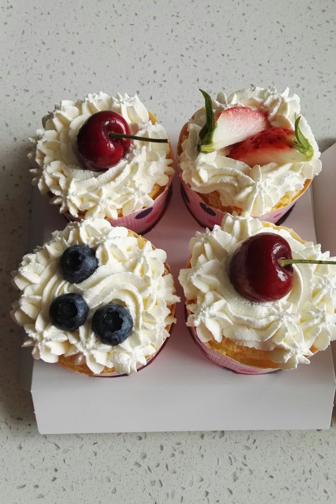 晓竹-1做的鲜奶油戚风杯子蛋糕(纸杯蛋糕)