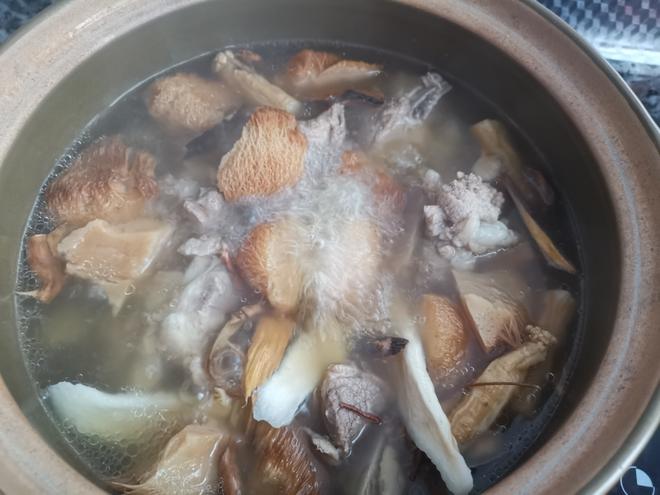 猴头菇五指毛桃猪骨头汤的做法