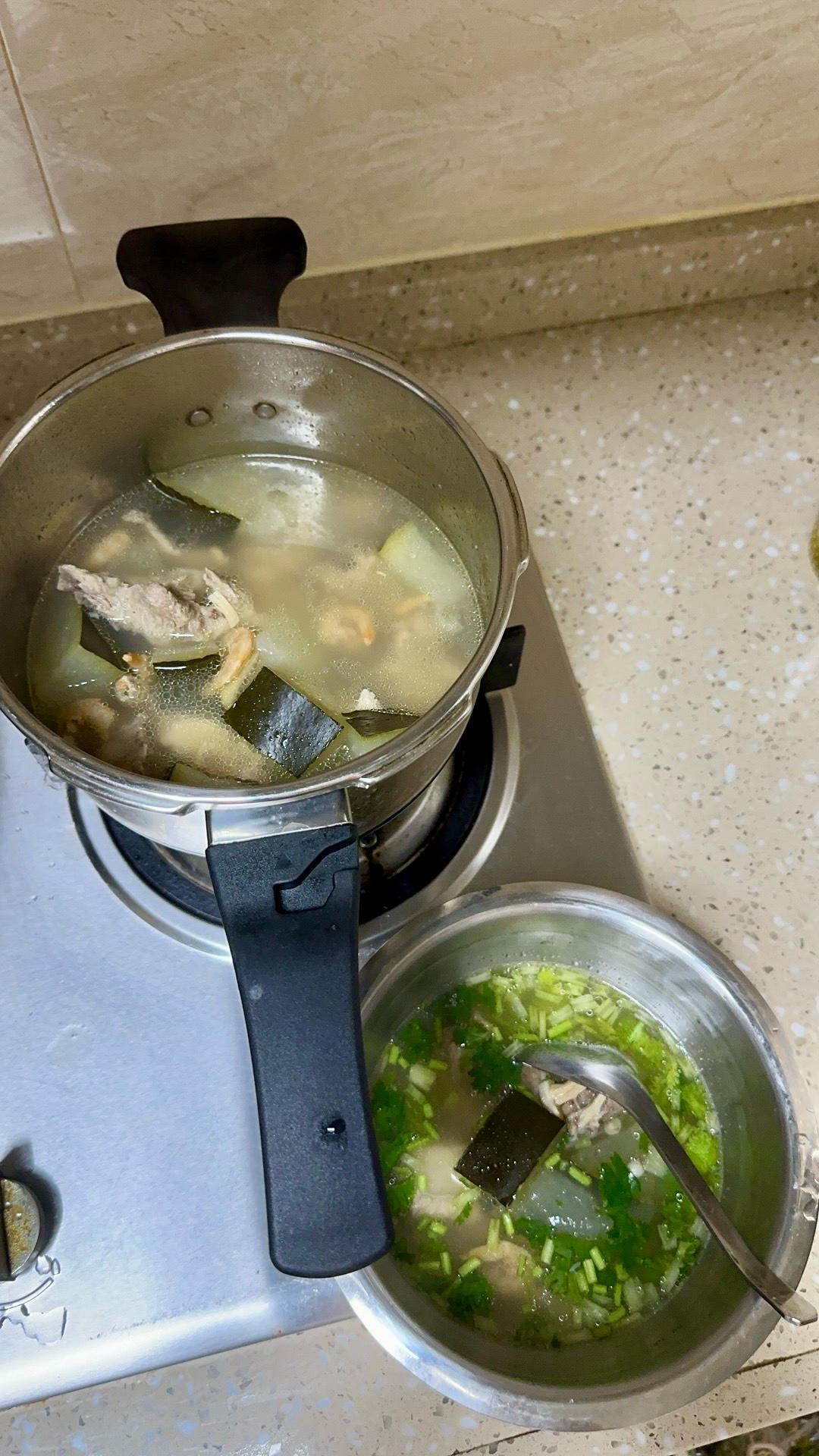 盛夏消暑的冬瓜薏米排骨汤，瞧瞧这奶白色的多好看
