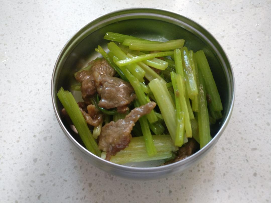 芹菜炒牛肉，鲜香嫩滑有三招