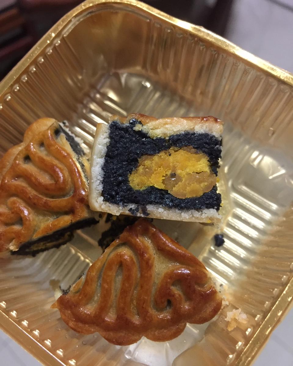 黑芝麻馅月饼