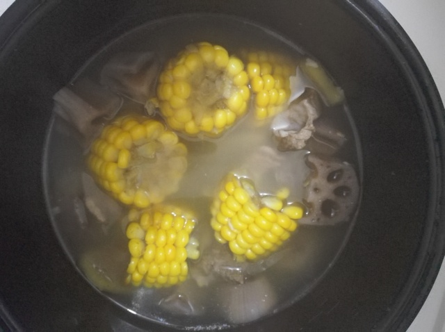 莲藕玉米排骨汤