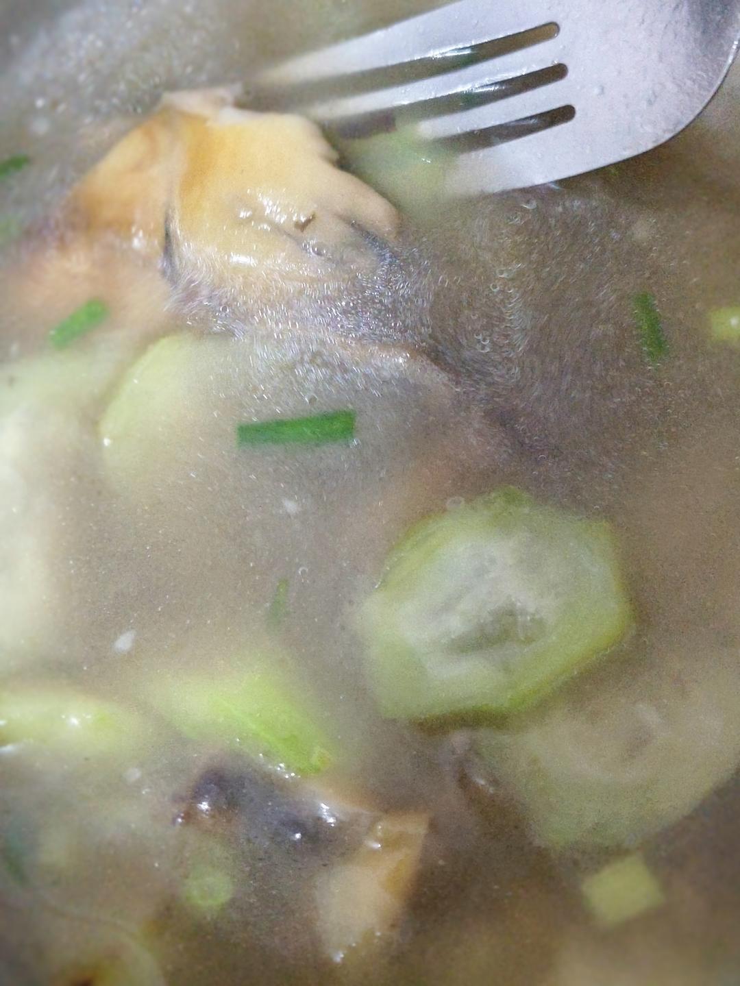 汤鲜味美！适合天热喝的刮油神汤～丝瓜蘑菇汤