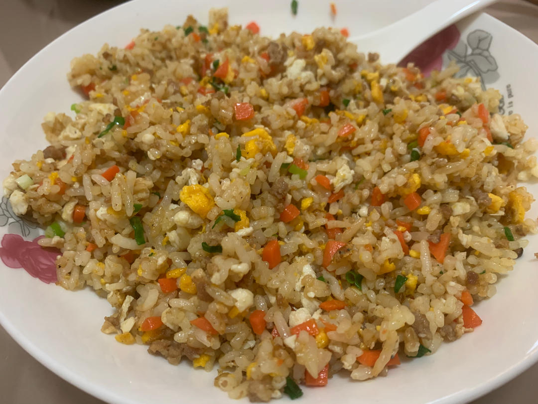 厨师长教你：“酱油炒饭”的家常做法，里面满满的小技巧，很受用
