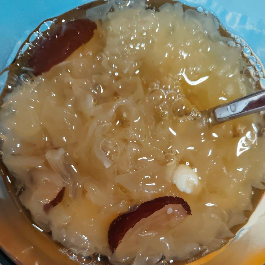 秋天里的第一碗糖水，水晶果冻一般的红枣雪耳莲子桃胶