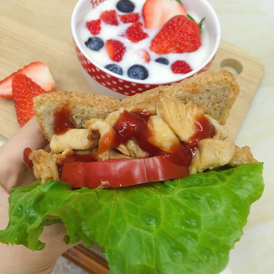 附巨嫩鸡胸肉做法！（减脂早餐）低卡全麦吐司夹鸡胸肉的做法