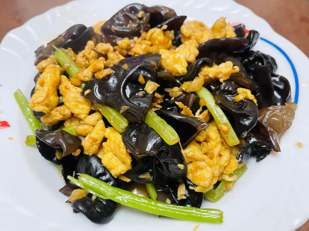 黑木耳青椒炒鸡蛋（营养又下饭）