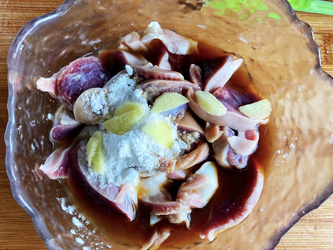 鸭杂豆腐粉丝汤(鸭血、鸭肠、鸭胗、油豆腐)的做法 步骤4