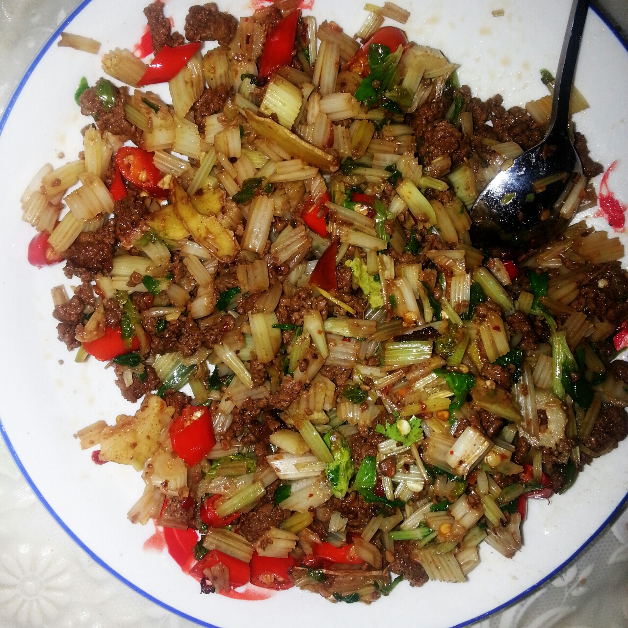 湘菜口味的芹菜炒牛肉