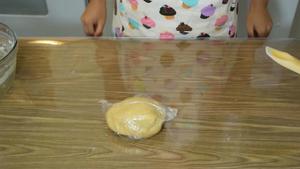 广式月饼—红莲蓉蛋黄馅、奶油椰丝馅的做法 步骤4