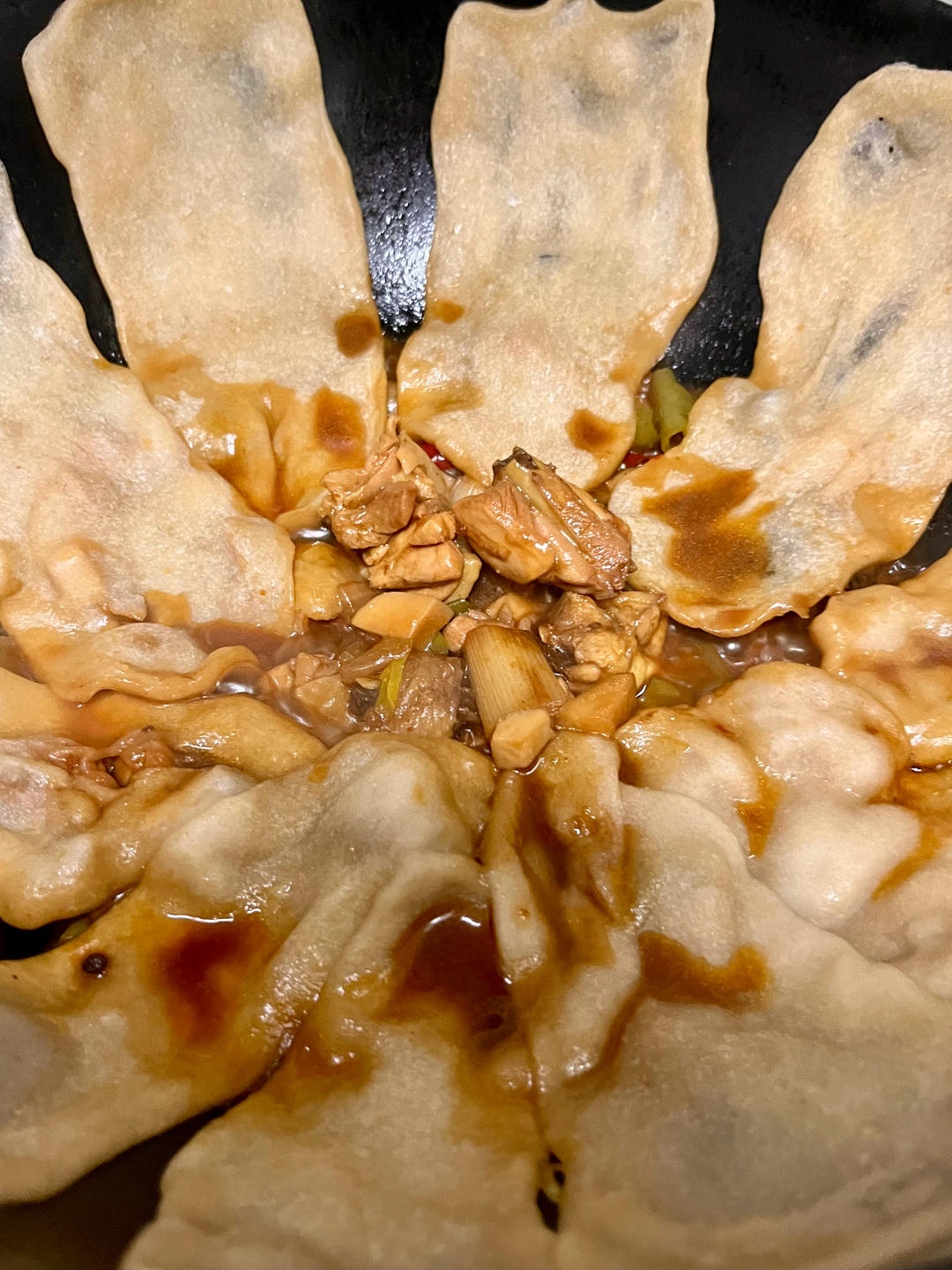 居家铁锅炖，鸡腿杏鲍菇贴饼子