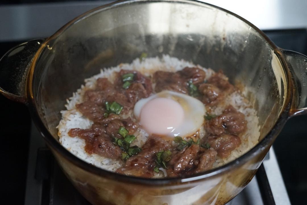 新手100%成功之家庭版一人份窝蛋牛肉煲仔饭（铸铁锅版）