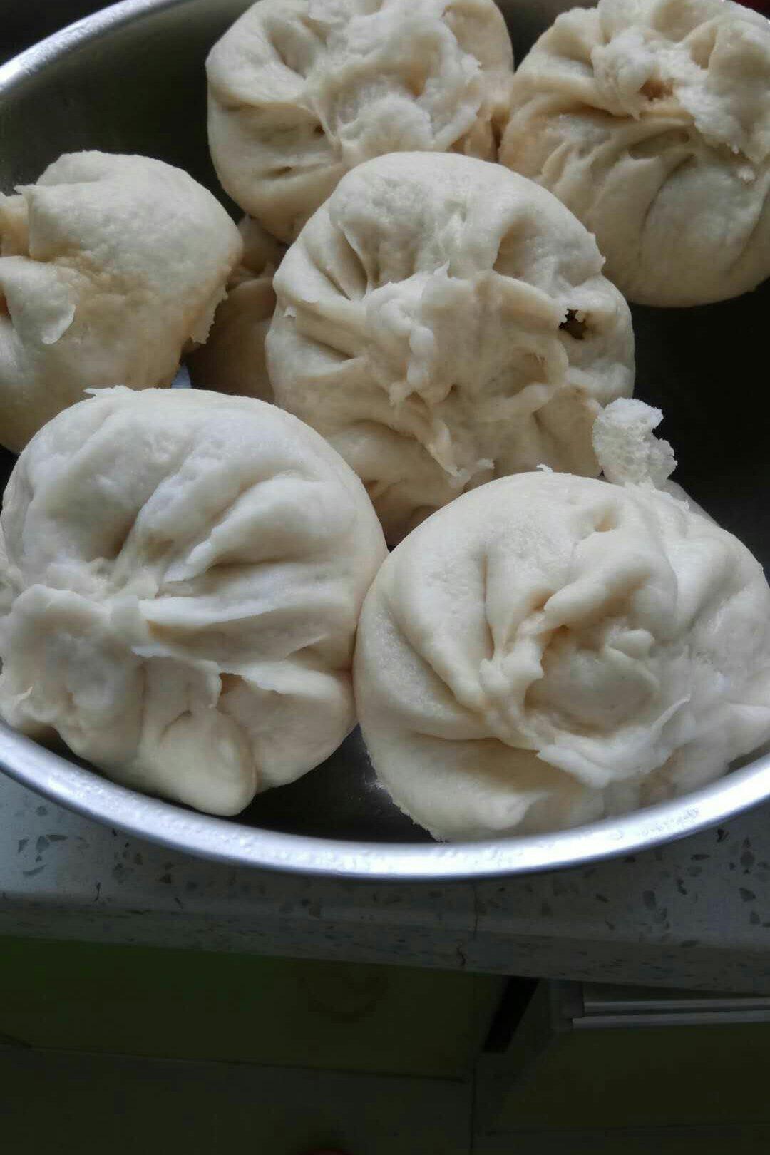 馅包子,自家种的,没有浓药,醒面时间长了,底粘到帘上啦,断底露馅了