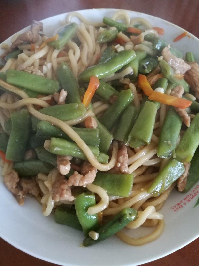 2018嘟嘟做的豆角焖肉面