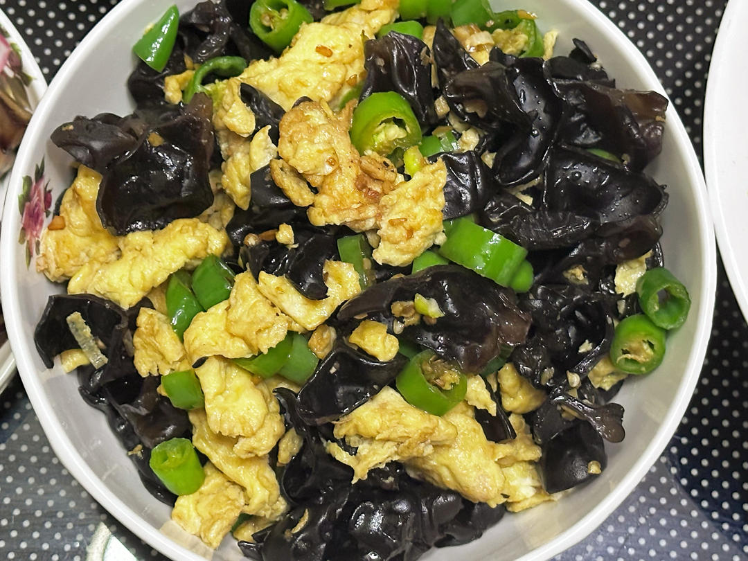 黑木耳青椒炒鸡蛋（营养又下饭）
