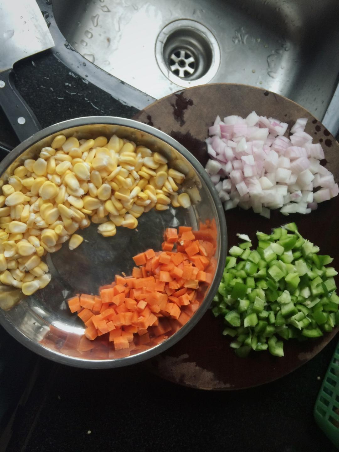 胡萝卜玉米炒青椒洋葱的做法 步骤1