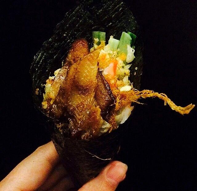 手握鳗鱼寿司卷的做法